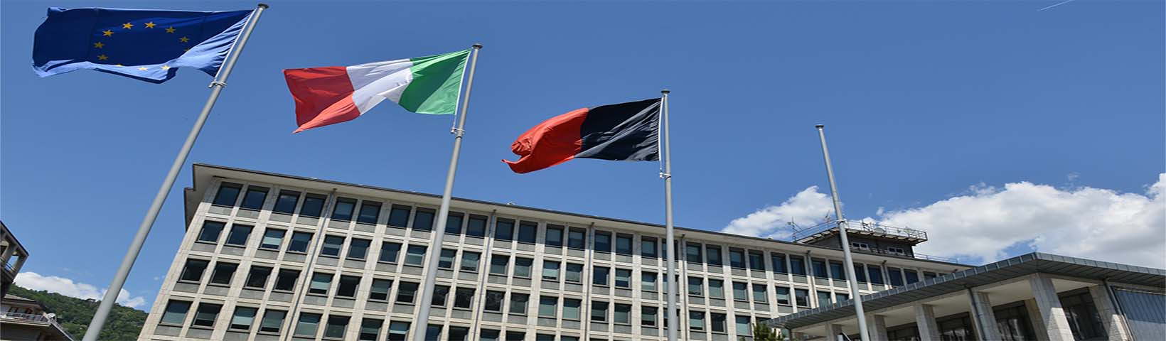 bandiere e palazzo regionale