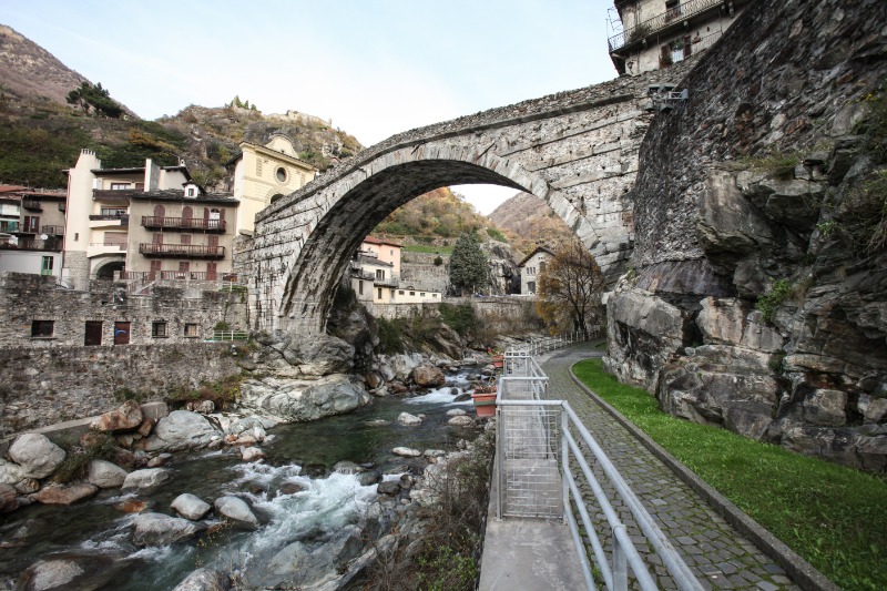 Il ponte romano ad arco ribassato in pietra, che si trova a Pont-Saint-Martin, nella bassa Valle d'Aosta. Foto di Enrico Romanzi (archivio Regione autonoma Valle d'Aosta)