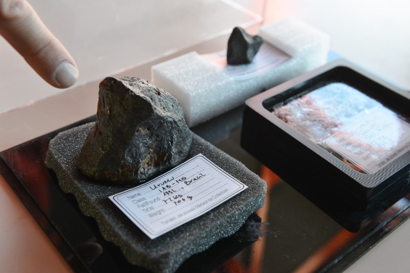 La collezione comprende una condrite carbonacea, una pallasite e un meteorite metallico cui si sono aggiunti anche un meteorite lunare e uno marziano. Foto di Paolo Rey (Archivio Regione autonoma Valle d'Aosta)