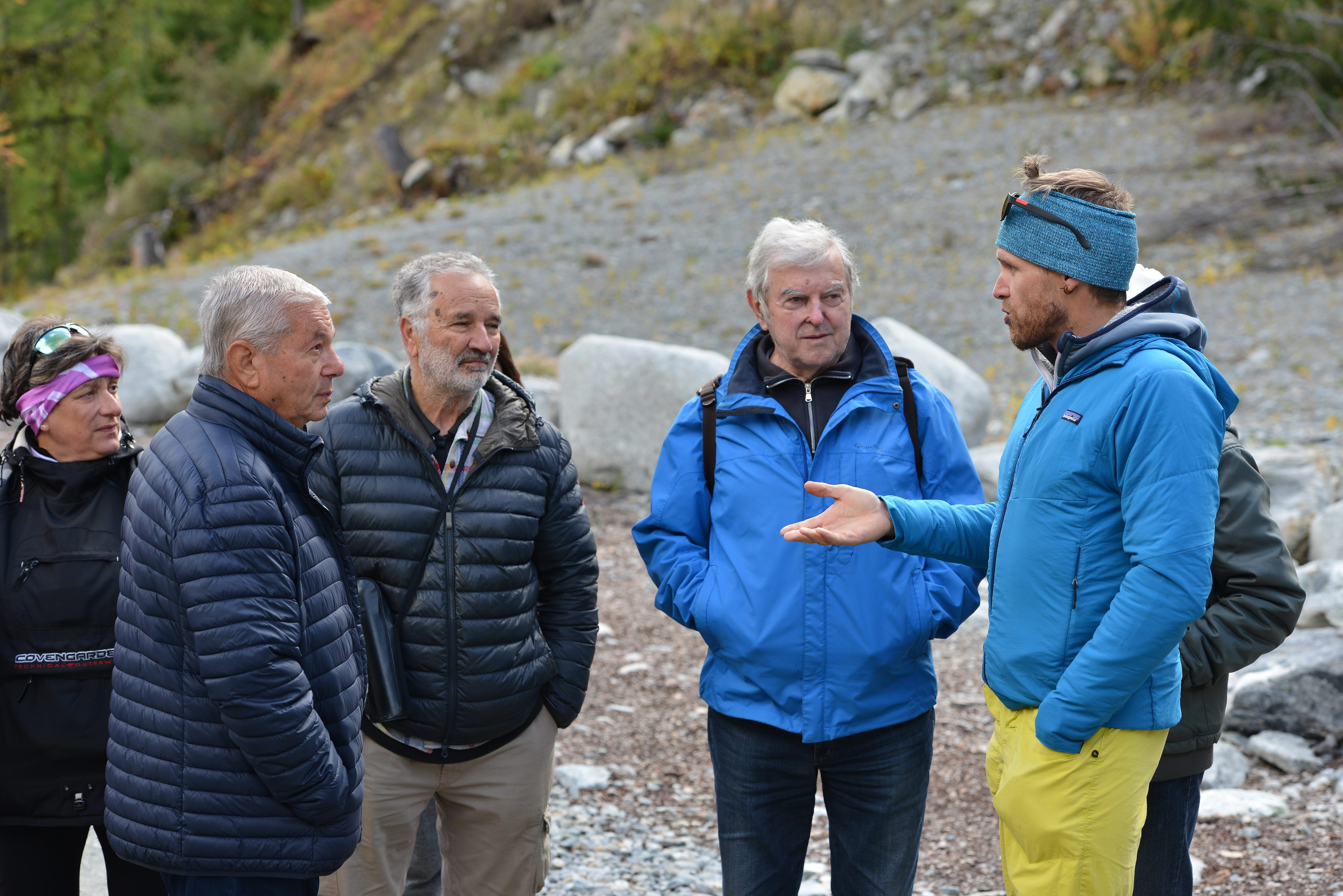 À chaque rendez-vous, les participants peuvent parler des bénéfices du mouvement avec un professionnel de la santé, comme Dante, un guide du Secours Alpin Valdôtain