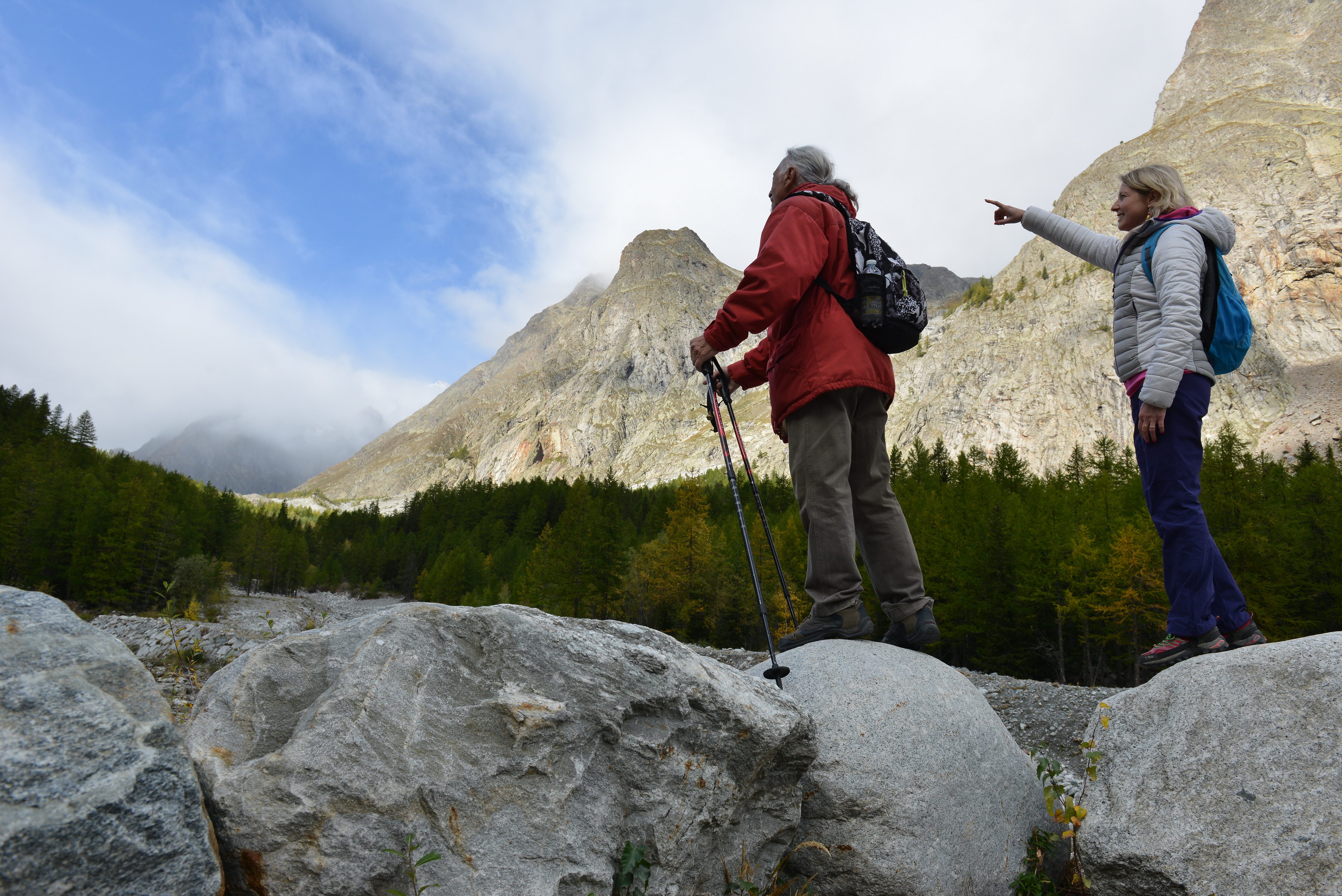 Deux participants admirent le massif du Mont-Blanc