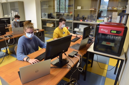 Studenti utilizzano i computer e la stampante 3D
