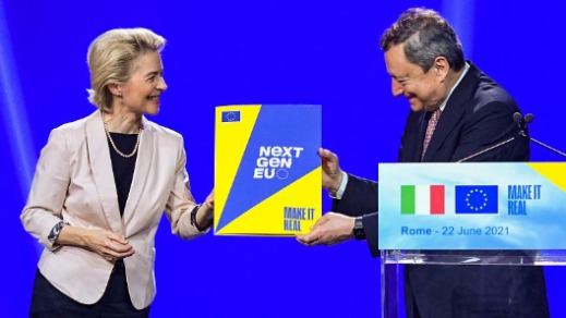 La Presidente della Commissione europea Von der Leyen approva il Piano italiano in presenza del Presidente Draghi