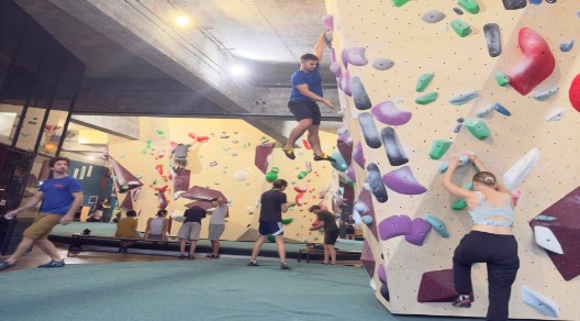 Giovani che arrampicano in una palestra