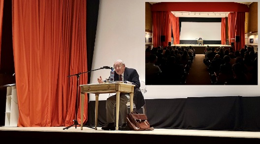 Fotografia del Presidente della Fondazione Sapegno Bruno Germano mentre legge i Promessi Sposi 
