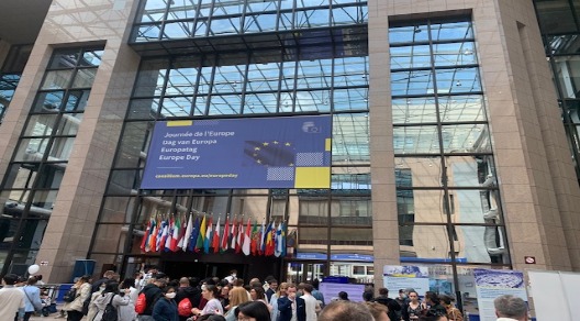 Facciata di ingresso del Consiglio dell’Unione europea, con le persone in fila per entrare dentro l'edificio
