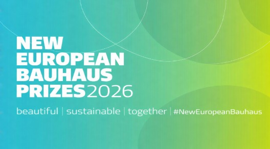 Banner promozionale con sfondo sfumato che passa dall’azzurro al verde e al giallo. Sul lato sinistro, in grandi lettere bianche, si legge “NEW EUROPEAN BAUHAUS PRIZES 2026”