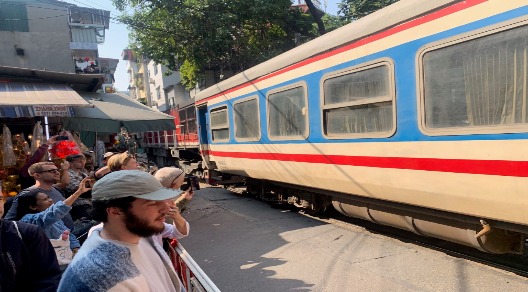 Attesa del passaggio del treno