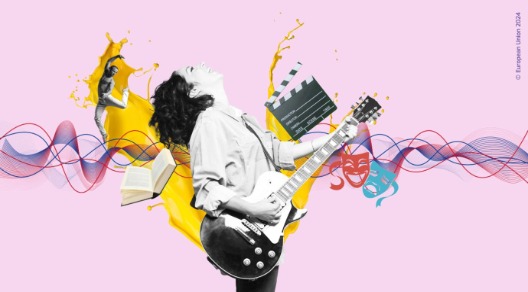 L'immagine rappresenta un collage di elementi creativi e artistici. Al centro, una persona con i capelli ricci e lunghi, vestita in modo casual, suona una chitarra elettrica con grande passione, il viso rivolto verso l'alto in un'espressione di gioia. Attorno a questa figura, vari elementi grafici collegati al mondo della cultura e dell'arte emergono da uno sfondo colorato.  A sinistra, c'è un libro aperto che fluttua, e un danzatore in posa elegante, che sembra saltare attraverso uno spruzzo di vernice gialla. A destra, ci sono una claquette da cinema, simbolo dell'industria cinematografica, e due maschere teatrali (una che sorride e una triste), rappresentando il teatro. In basso e attraverso l'immagine, un'onda stilizzata formata da linee intrecciate di colore rosso e blu percorre tutta la composizione, suggerendo un movimento dinamico e un flusso creativo.  Nel complesso, l'immagine trasmette energia e celebra diverse forme d'arte come la musica, la danza, la letteratura, il cinema e il teatro, mescolando elementi grafici moderni e colori vivaci su uno sfondo rosa.