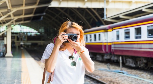 donna-con-la-macchina-fotografica-sulla-stazione-ferroviaria (1)