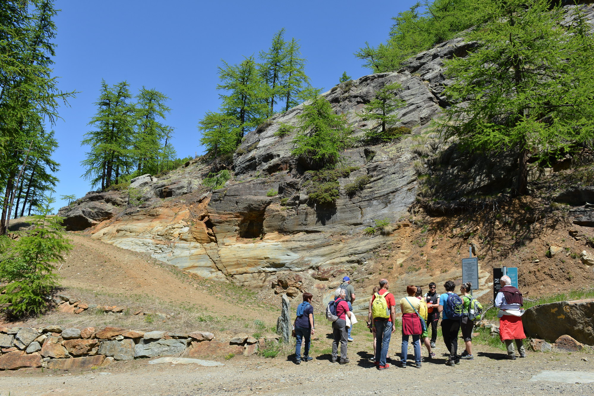 Una guida accompagna il gruppo di visitatori alle miniere Servette di Saint-Marcel ©Paolo Rey per RAVDA