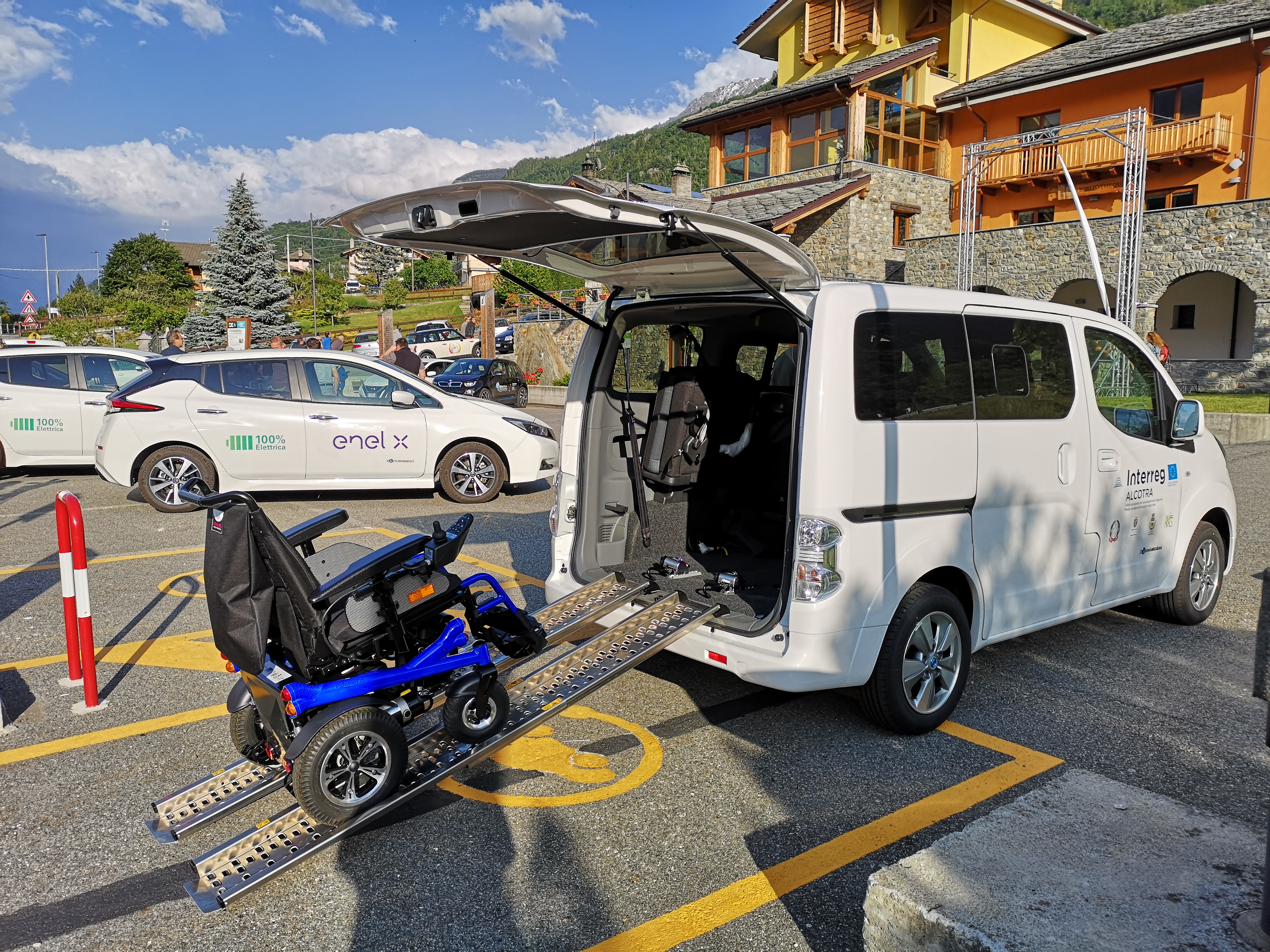 Pulmino e carrozzina elettrici per turisti con disabilità 