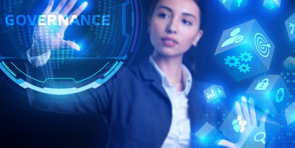 Femme travaillant sur un écran virtuel transparent appuyant sur un bouton "Gouvernance"