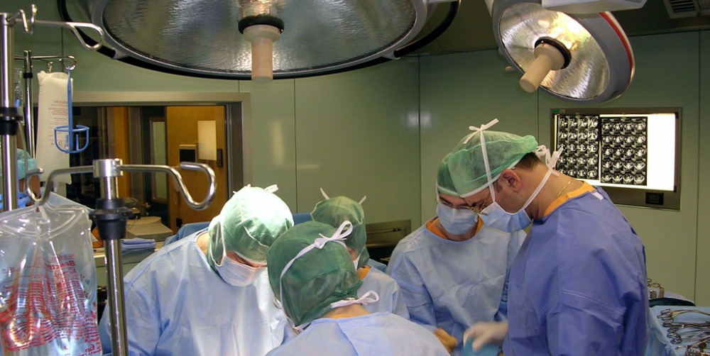 Chirurgiens lors d'une opération en salle d'opération 