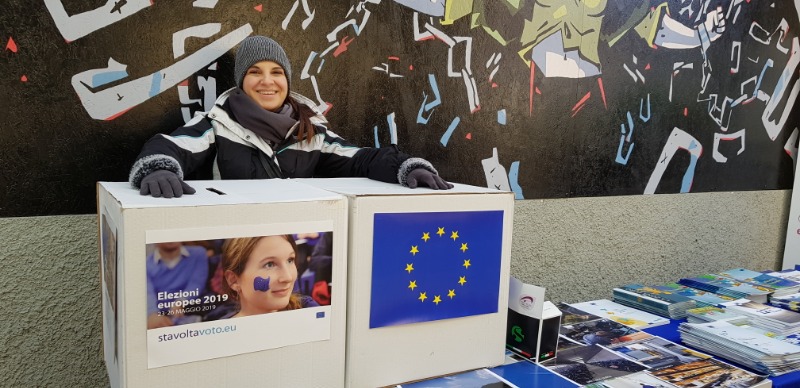 Lo stand di Europe Direct con le urne per le votazioni "Sta volta voto per..."