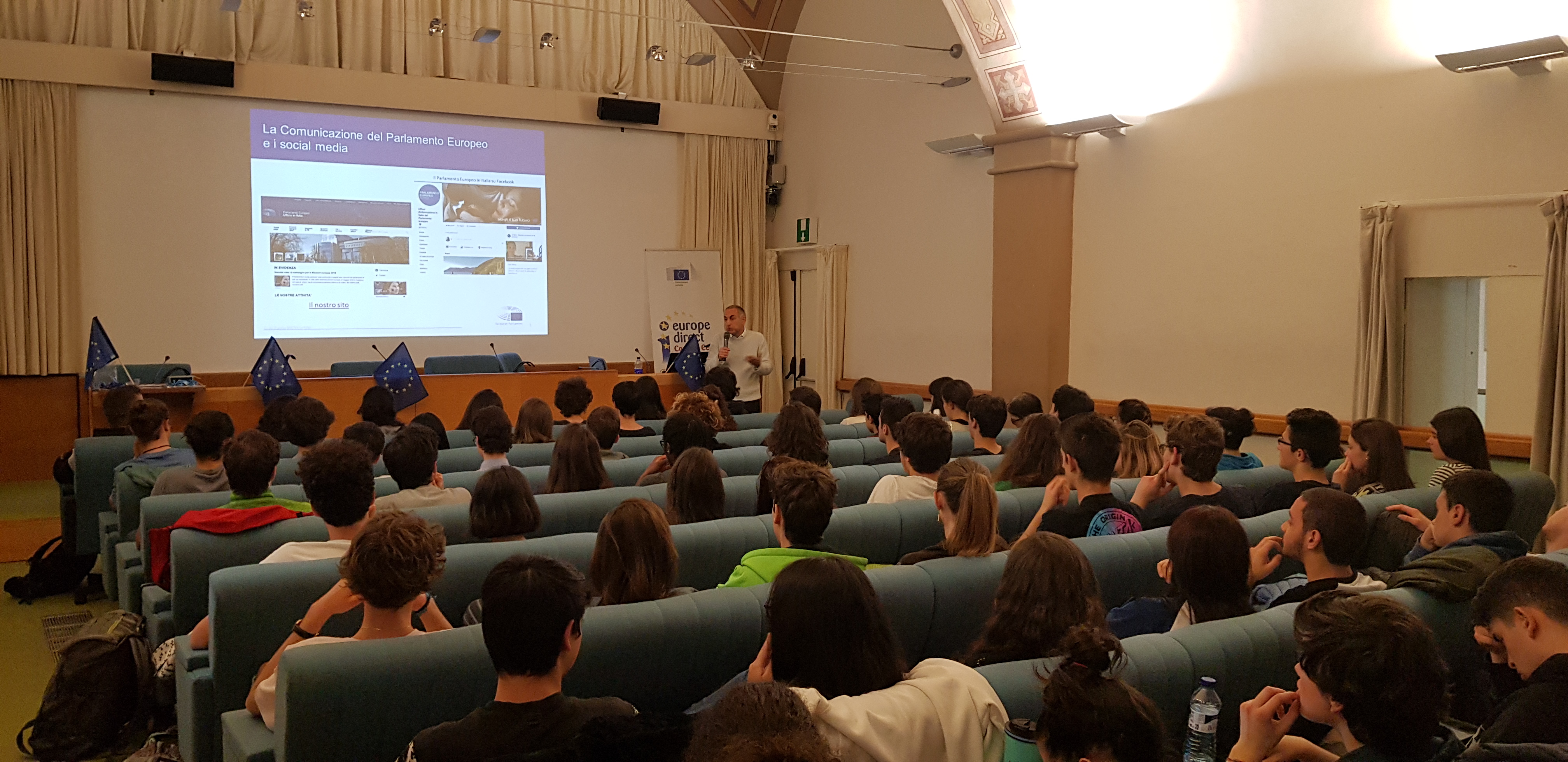 Gian Paolo Meneghini durante un incontro con gli studenti alla Biblioteca regionale di Aosta nel 2019